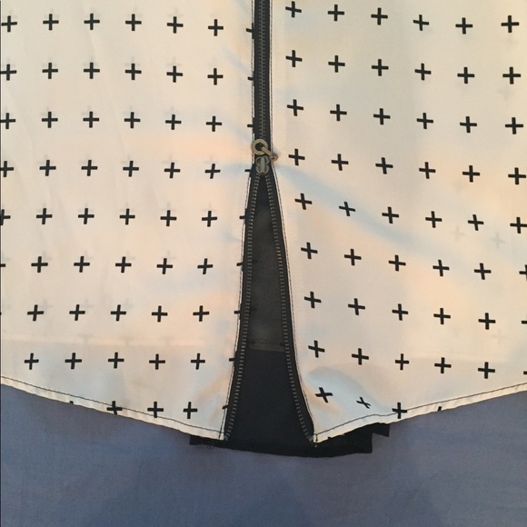 Fun white sleeveless shirt with black pattern - Picture 3 of 3